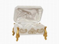 Velvet Dowry Chest with Pearls Gold 100259917